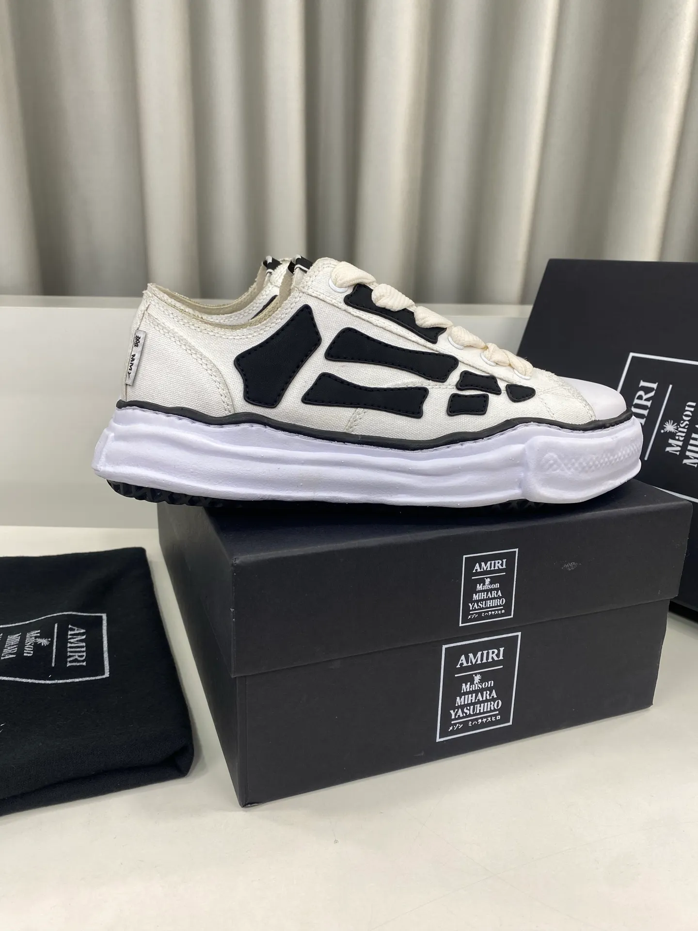 [AMIRI Handmade clay mold soles and AMIRI's iconic BONES leather embroidery details are a major feature of the shoe, showing unique craftsmanship and style🚩 Material: Upper original custom space Monica canvas! Lining: original technical cloth, outsole: original molded steel-stamped EVA foam bottom,